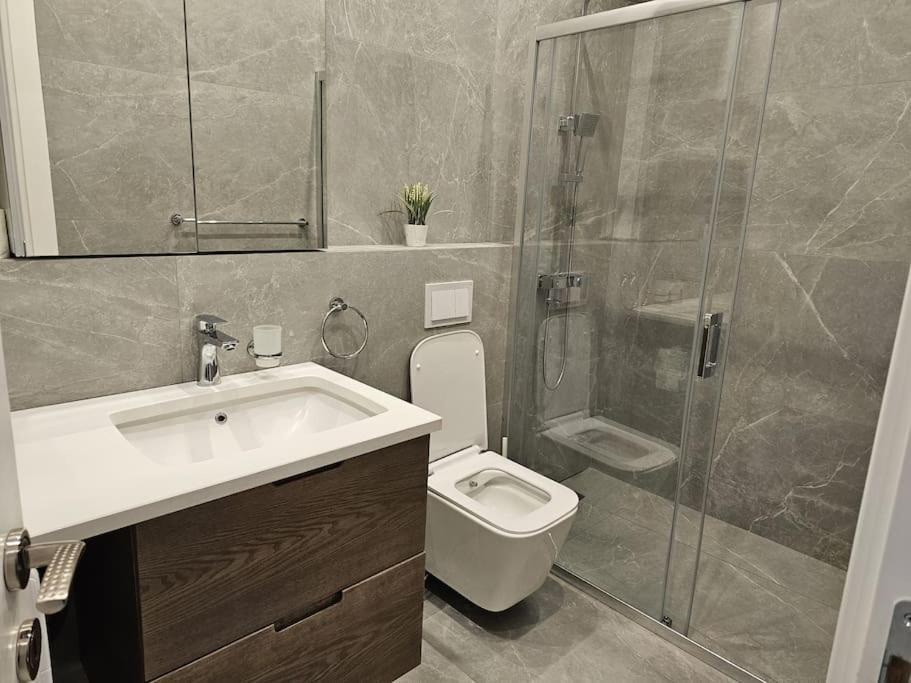 Appartement Deluxe Flat With Garden_Tirana Extérieur photo