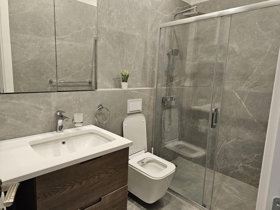 Appartement Deluxe Flat With Garden_Tirana Extérieur photo